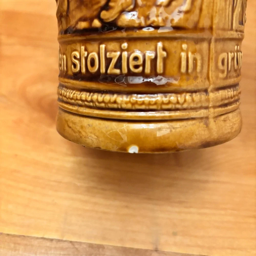 German-style Ceramic Beer Stein Es Lebe was auF Erden stolziert in grüner Prachh